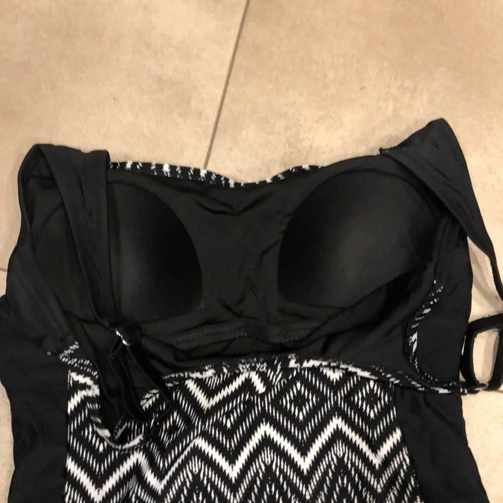 NWOT Black & White Women’s  Size 8 Swimsuit w/adj straps & removable bra pads.